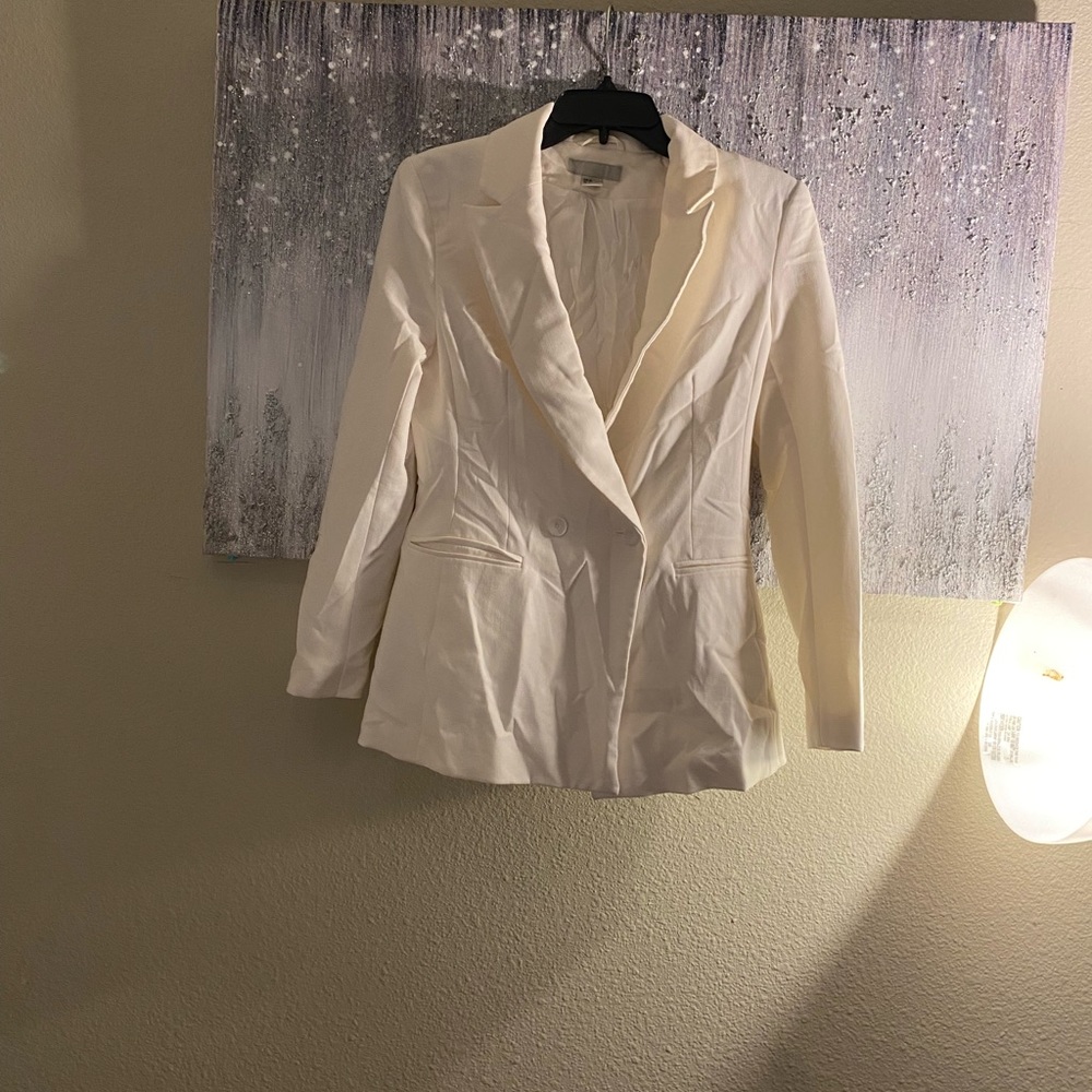 NWOT H&M white blazer size 6. Extra buttons